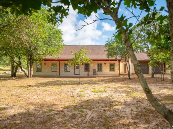 128 Wild Stallion Dr, La Vernia, TX 78121