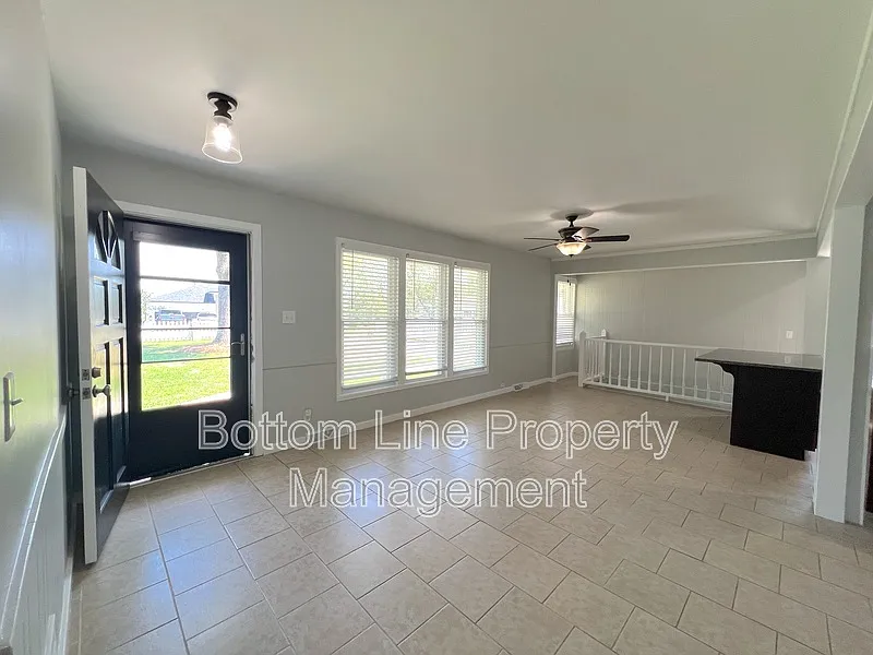 4 bed, 3.0 bath, 2201 sqft, $2,400 — Photo 3