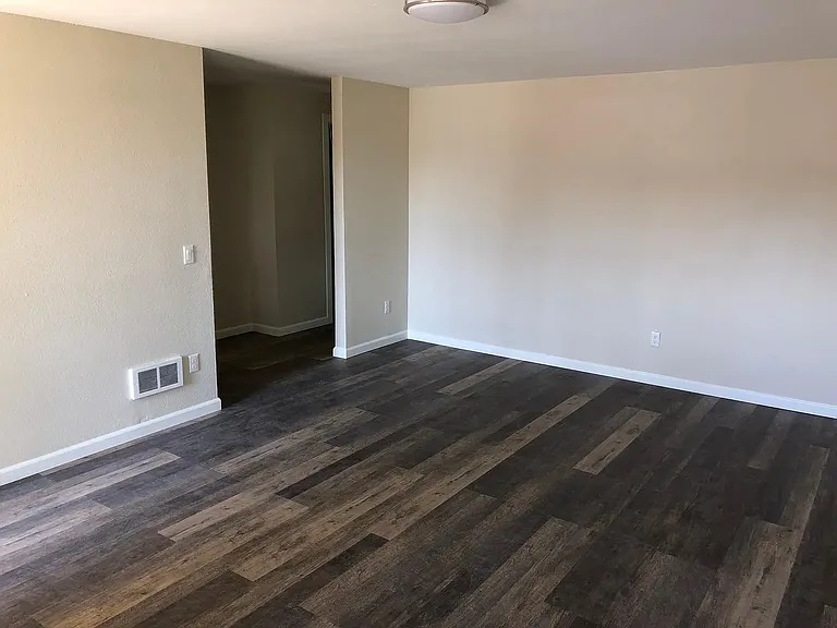 702 SE 5th St — Photo 3