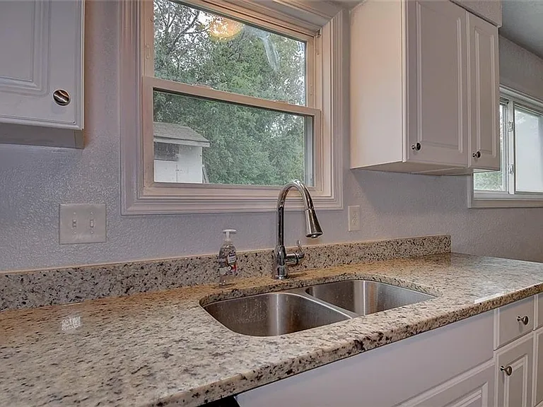 1093 Salisbury Dr — Photo 5