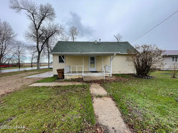 723 W 4th St, Larimore, ND 58251