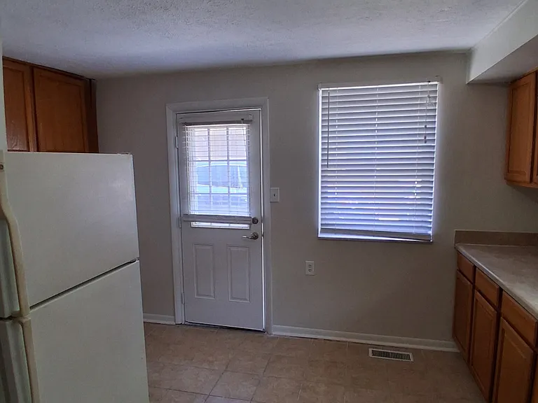 2431 Wade St — Photo 5