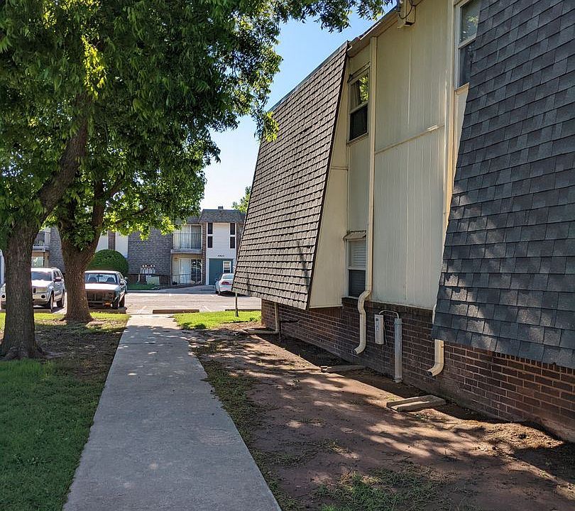 1st image of 3907 N Rockwell Ave #217
