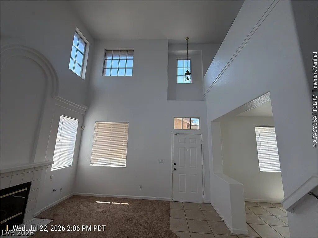 3 bed, 2.5 bath, 1998 sqft, $2,000 — Photo 2