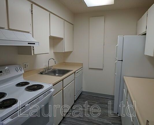 5th image of 2225 S Jasmine St Unit 116