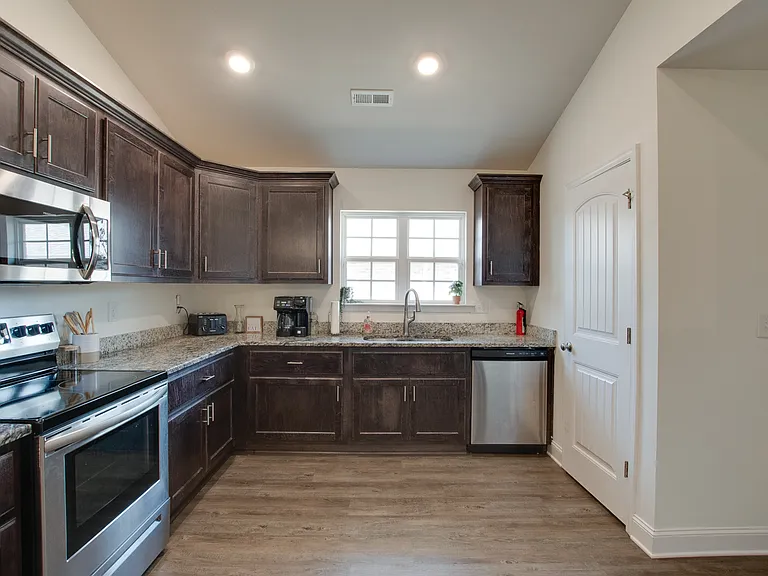200 Abercorn Dr — Photo 9