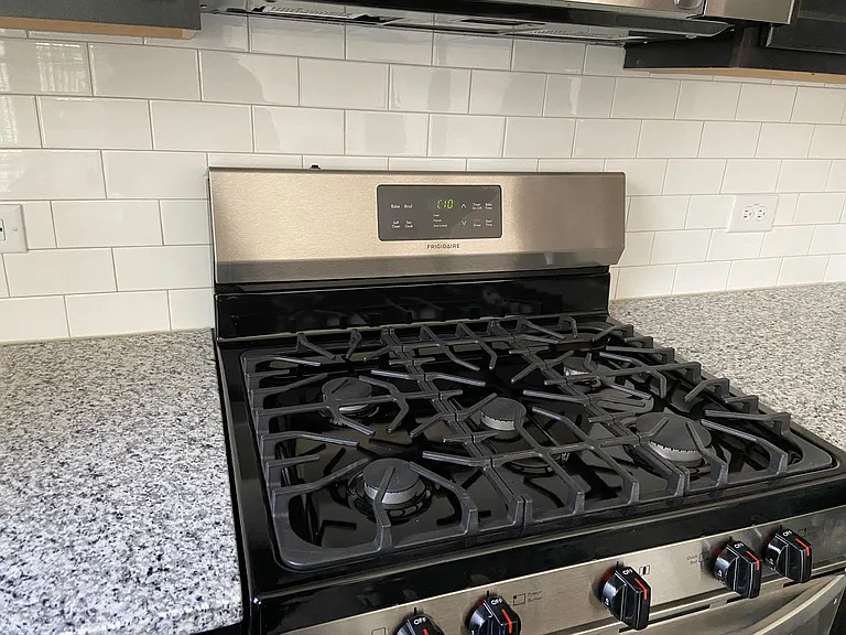 Gas stove with five burners