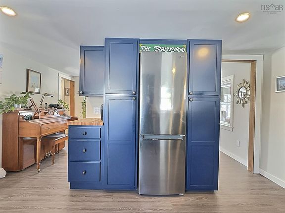 4th image of 556 Valley Rd