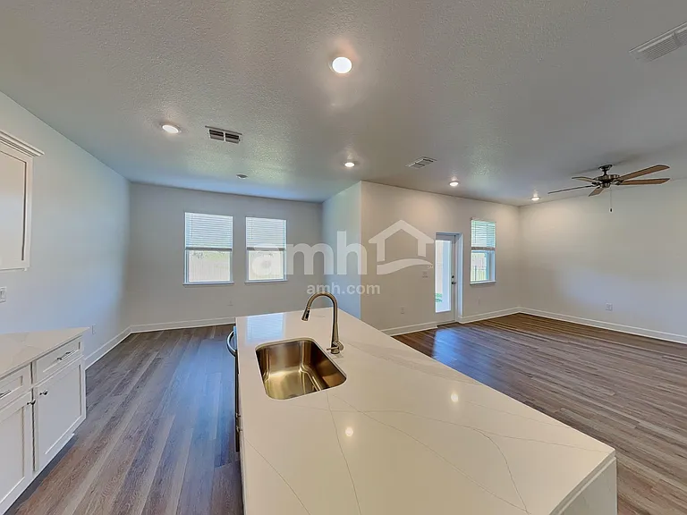 3319 Muscatine Ave — Photo 4