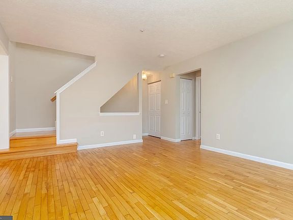 5th image of 373 Woodland Green Ct