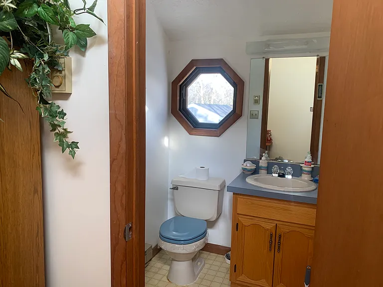 244 Surrey Dr — Photo 15
