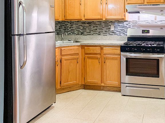 2nd image of 209 Marion St #1