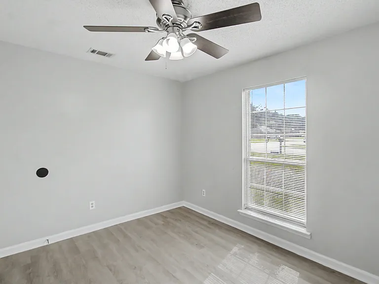 1651 Latham Ct — Photo 21