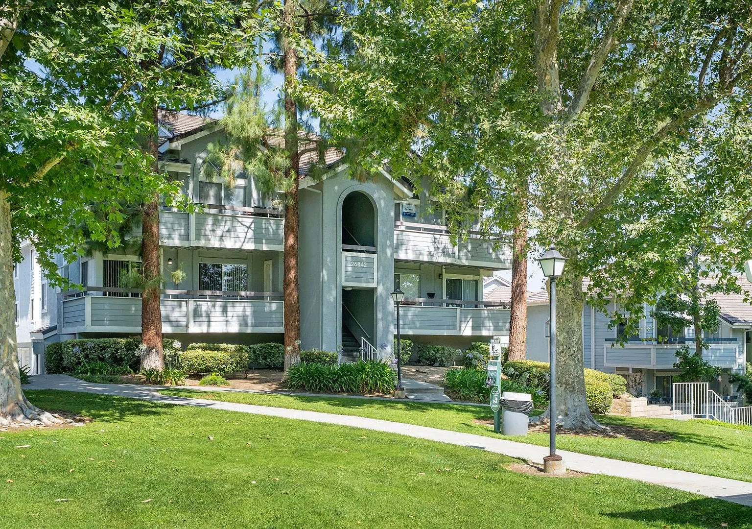 Great Location overlooking park and pool — Photo 2