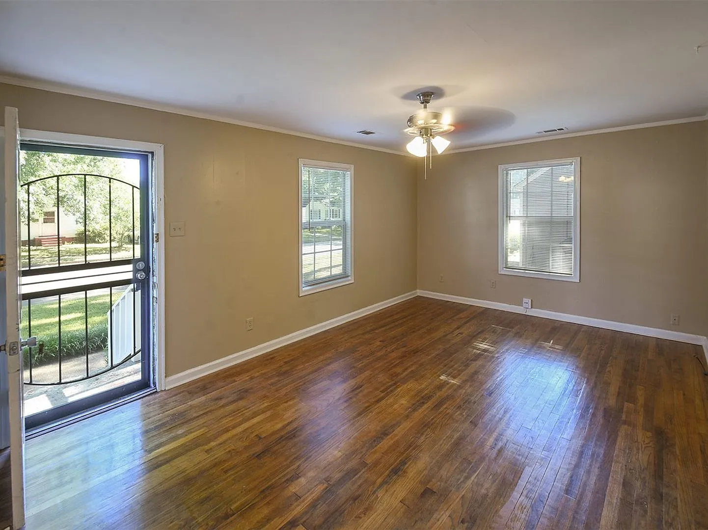 Darling 2 Bed, 1 Bath Home Near Memphis Botanic Garden And Getwell Road. — Photo 3
