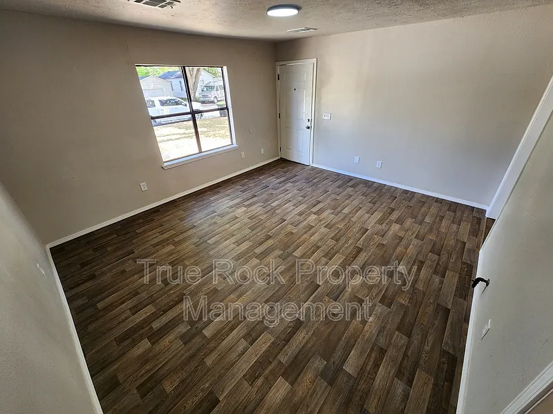 2 bed, 1.0 bath, $825 — Photo 3