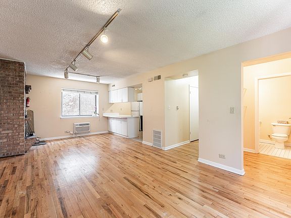 3rd image of 713 W Diversey Pkwy #10