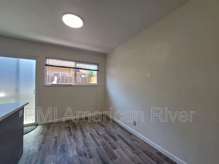 881 Beardsley Dr — Photo 4
