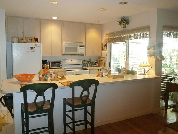 Kitchen with Breakfast Bar