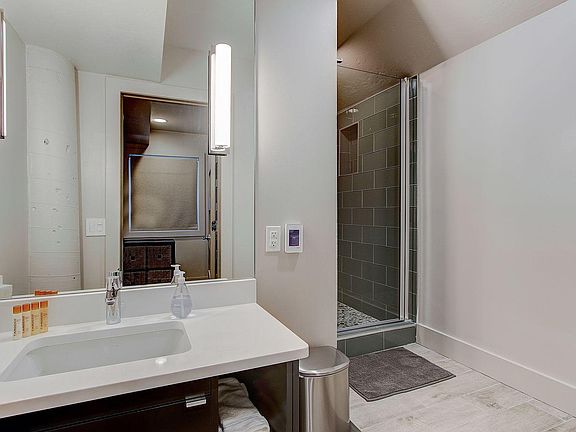 King Master En-Suite Bath