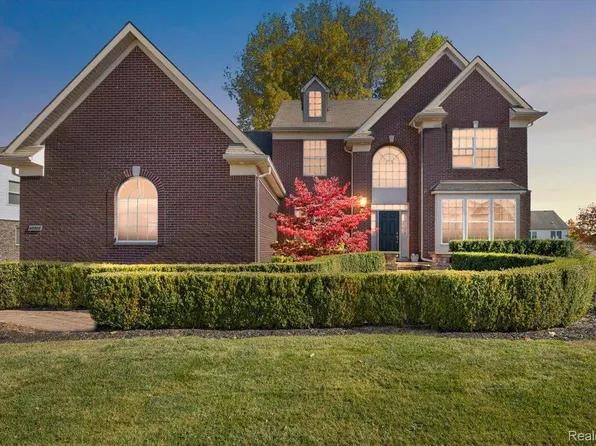 42512 Beechwood Dr, Sterling Heights, MI 48314