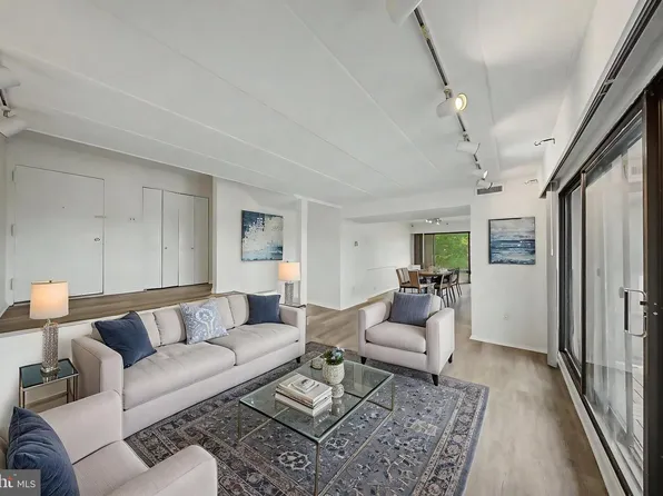 112 Roberts Ln APT 300, Alexandria, VA 22314