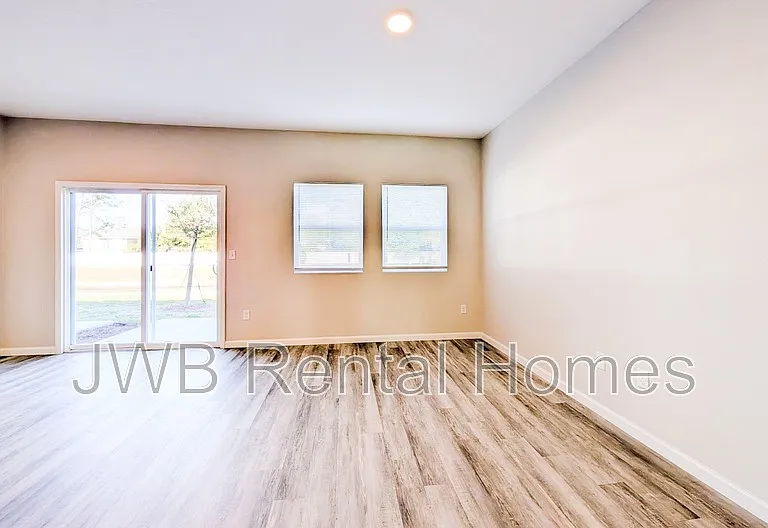 6055 Carolines Ct — Photo 5
