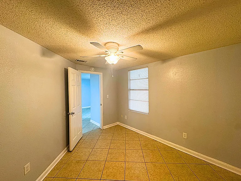 Willow Tree Apartments — Photo 35