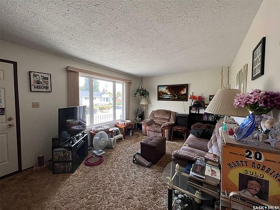 5th image of 10112 Ross Cres