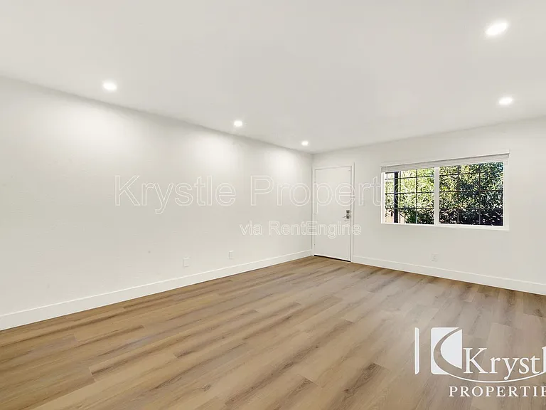451 E L St — Photo 6