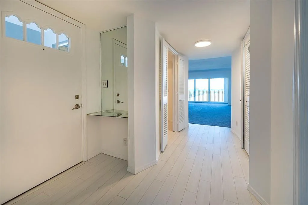 Wilshire East Condo — Photo 3