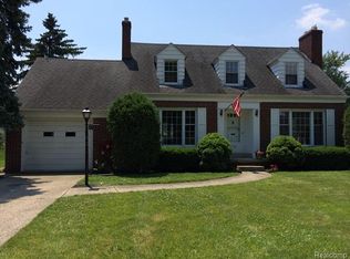 1723 Hawthorne Rd, Grosse Pointe Woods, MI 48236