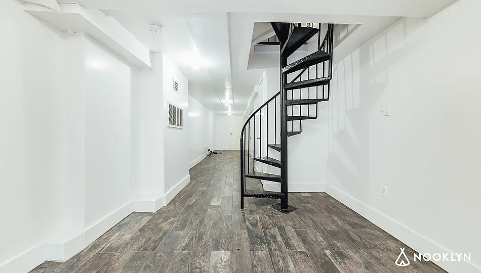 31 Montrose Avenue — Photo 4