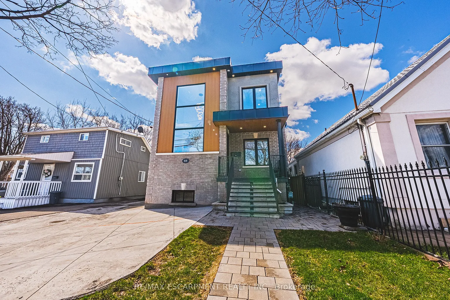 68 Vansitmart Ave N photo 1