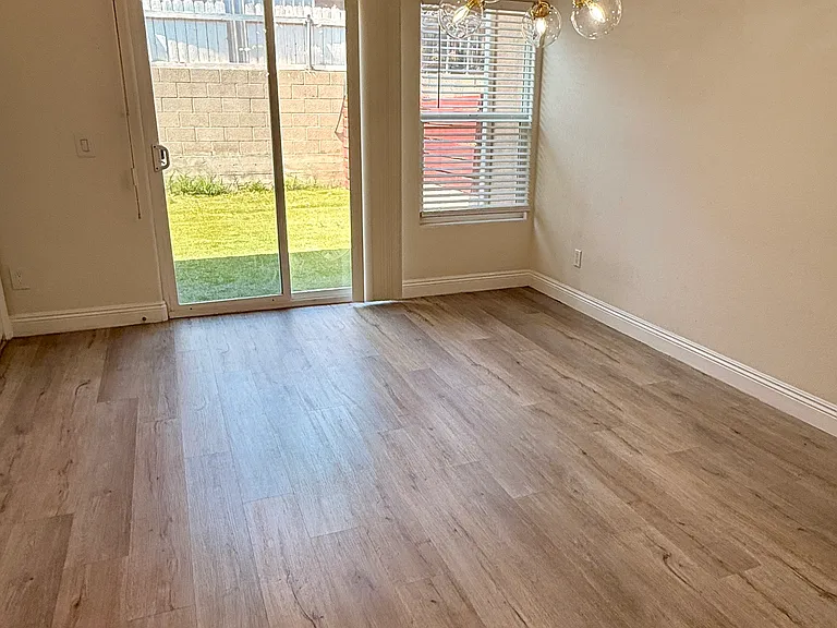DINING ROOM (1ST FOOR)