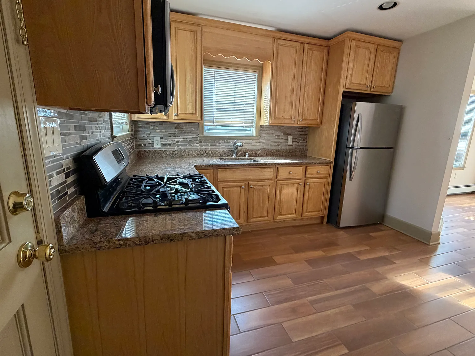 127 Winslow Pl — Photo 1