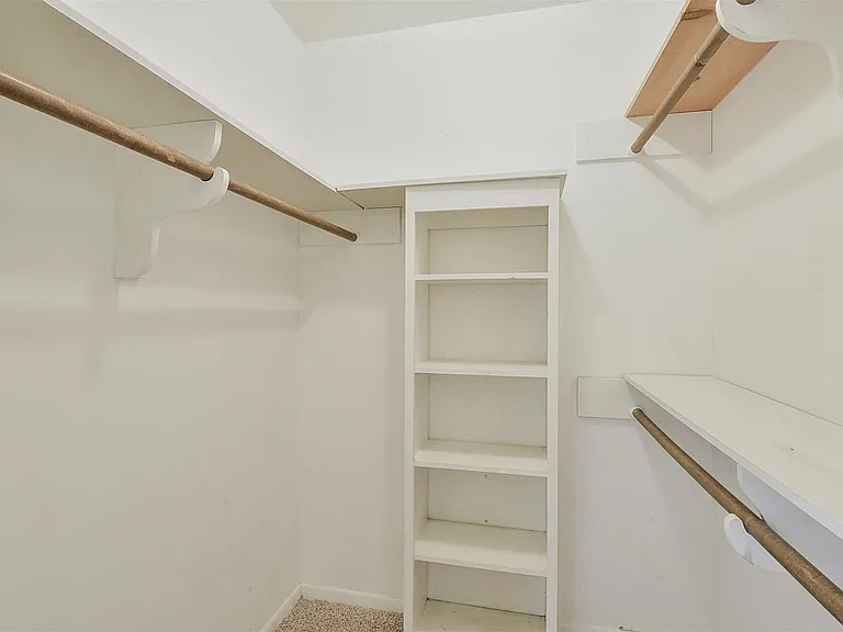 13915 Roundstone Ln — Photo 33