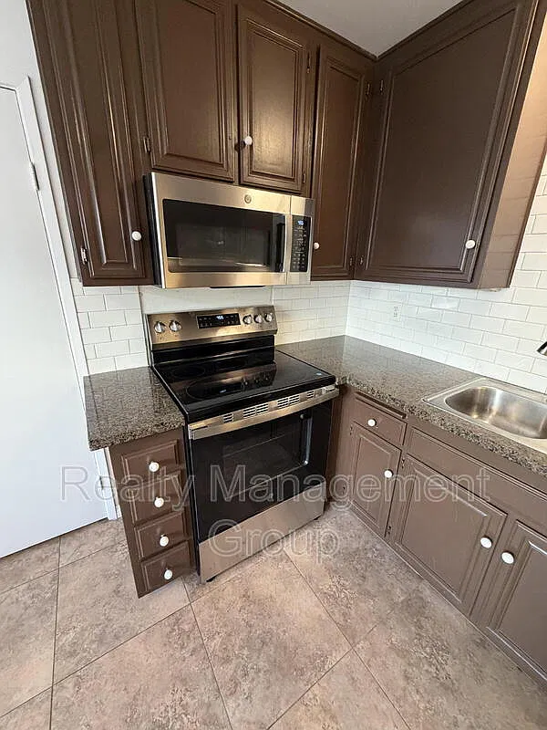 3 bed, 2.0 bath, 1210 sqft, $3,400 — Photo 1
