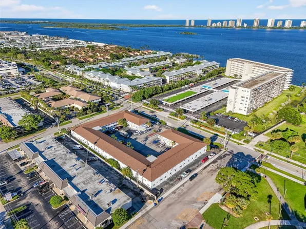 810 Lake Shore Dr APT 40, Lake Park, FL 33403