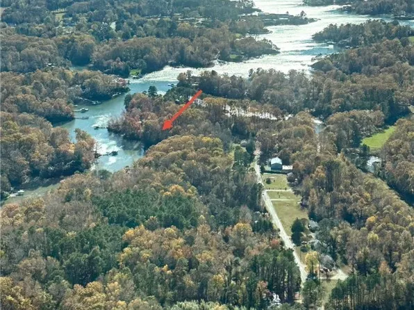 4 Levering Ln, Weems, VA 22576