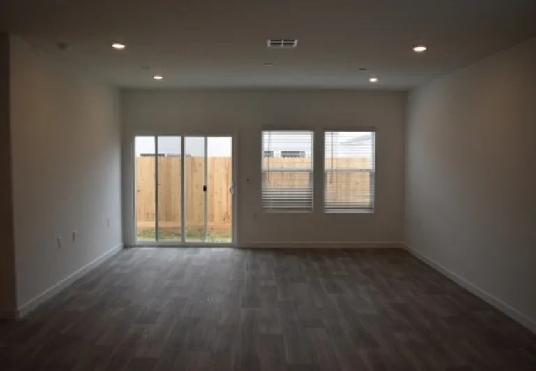 4486 N San Clemente Ave — Photo 8