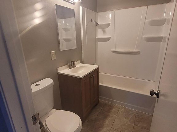 4th image of 2201 Bush Ave #3