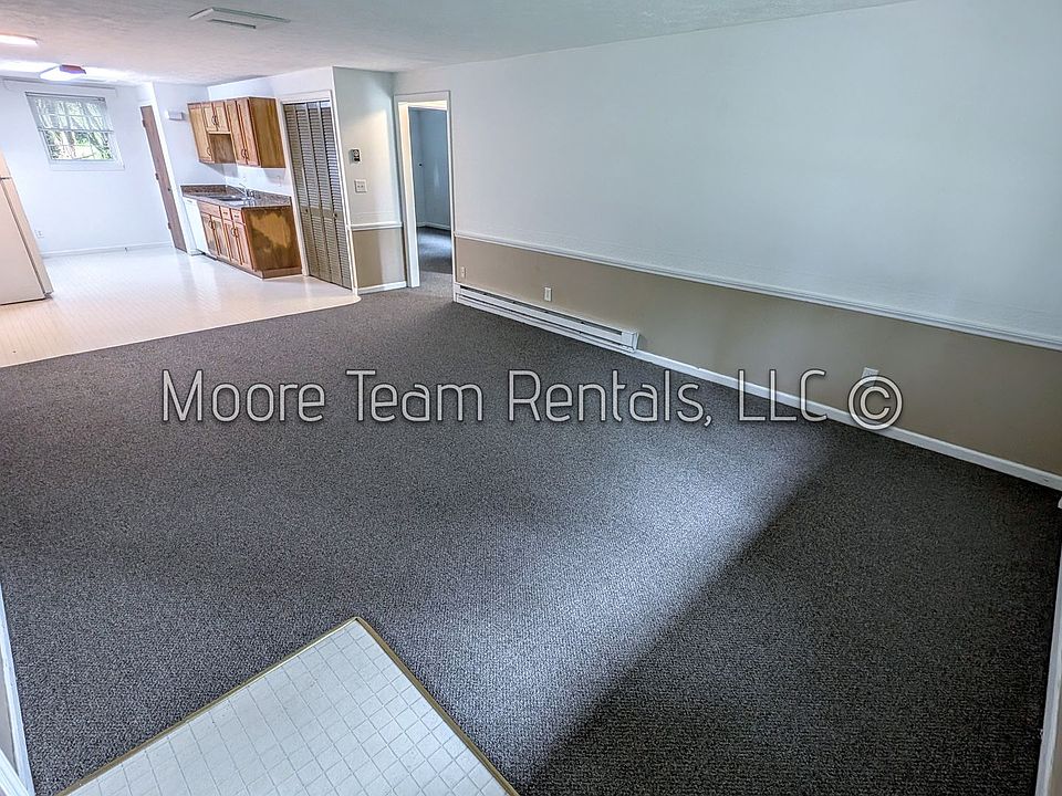 1st image of 4 Lexington Ln APT 1