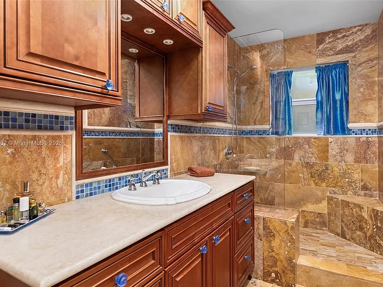 70 Bay Colony Ln — Photo 62