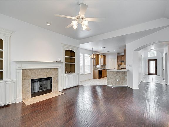 4th image of 611 Goliad Dr