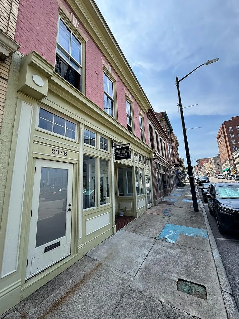 237 N. Sycamore Street - B — Photo 4