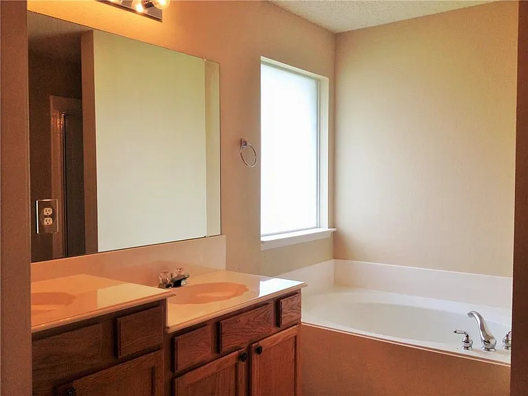 625 Rothschild Ln — Photo 10