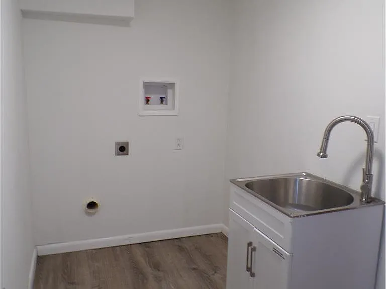 2440 W Livingston St — Photo 21