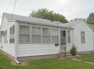 432 S Locust St, Flora, IL 62839