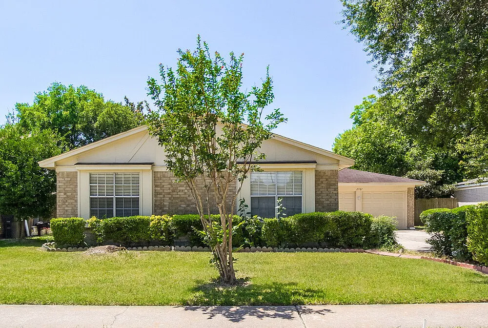 3 bed, 2.0 bath, 1394 sqft, $1,700 — Photo 1